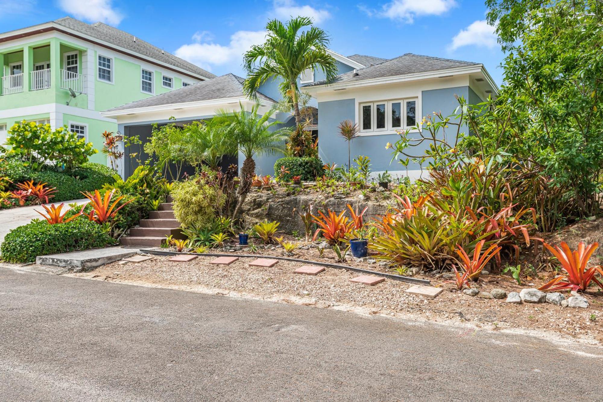 5min Walk From A Spacious In * Nassau