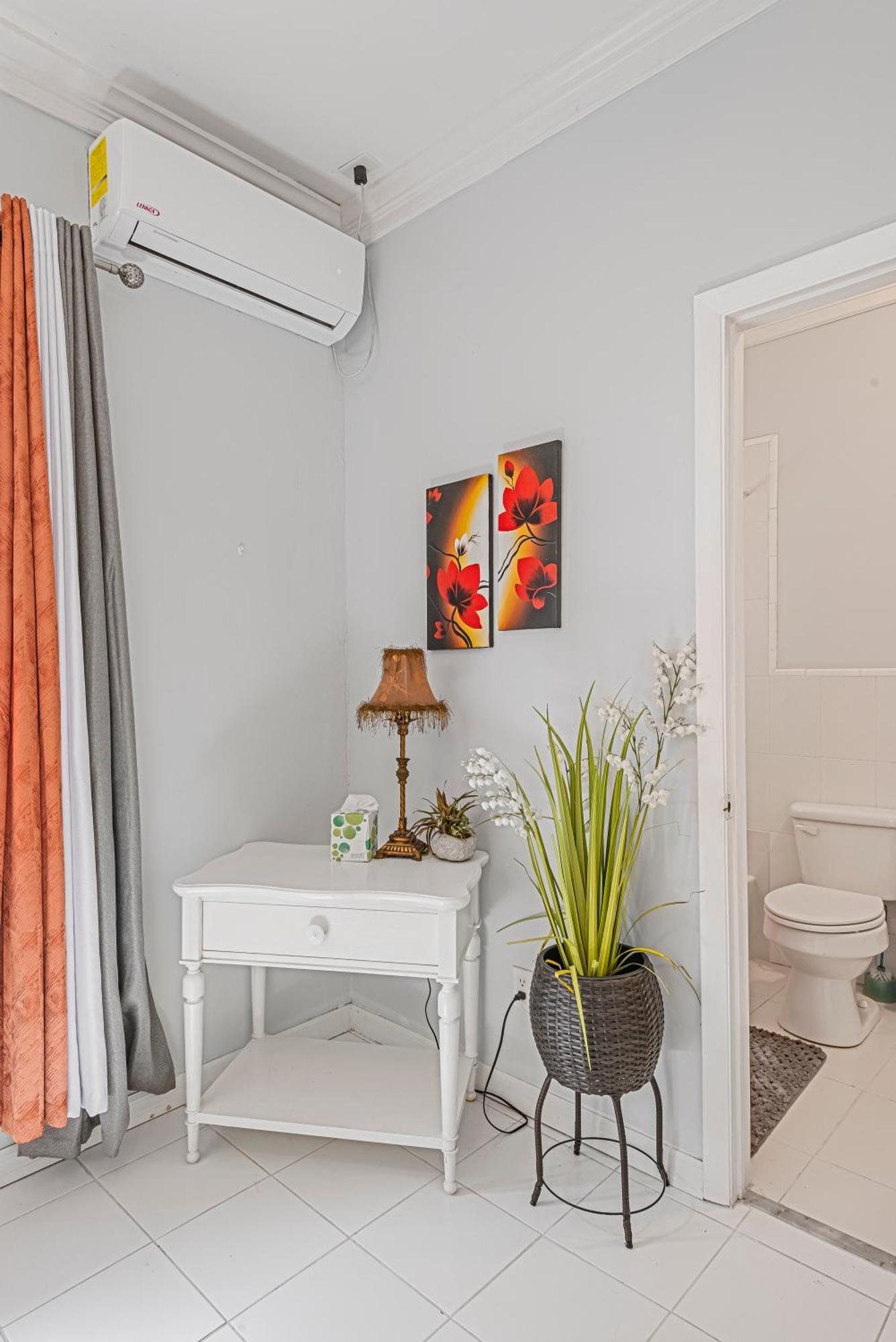 Holiday home 5min Walk From A Spacious In Nassau